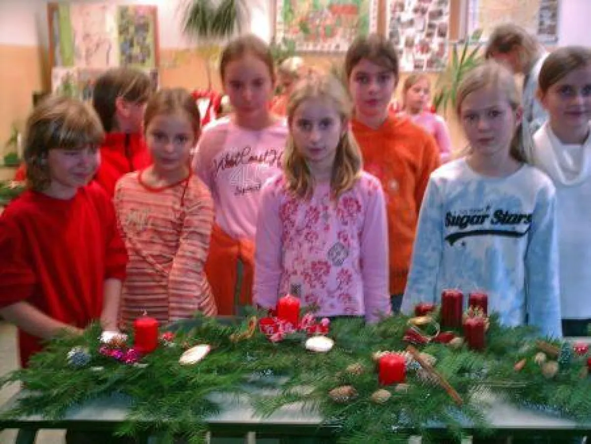 zufriedene Kinder und ihre Bastelergebnisse