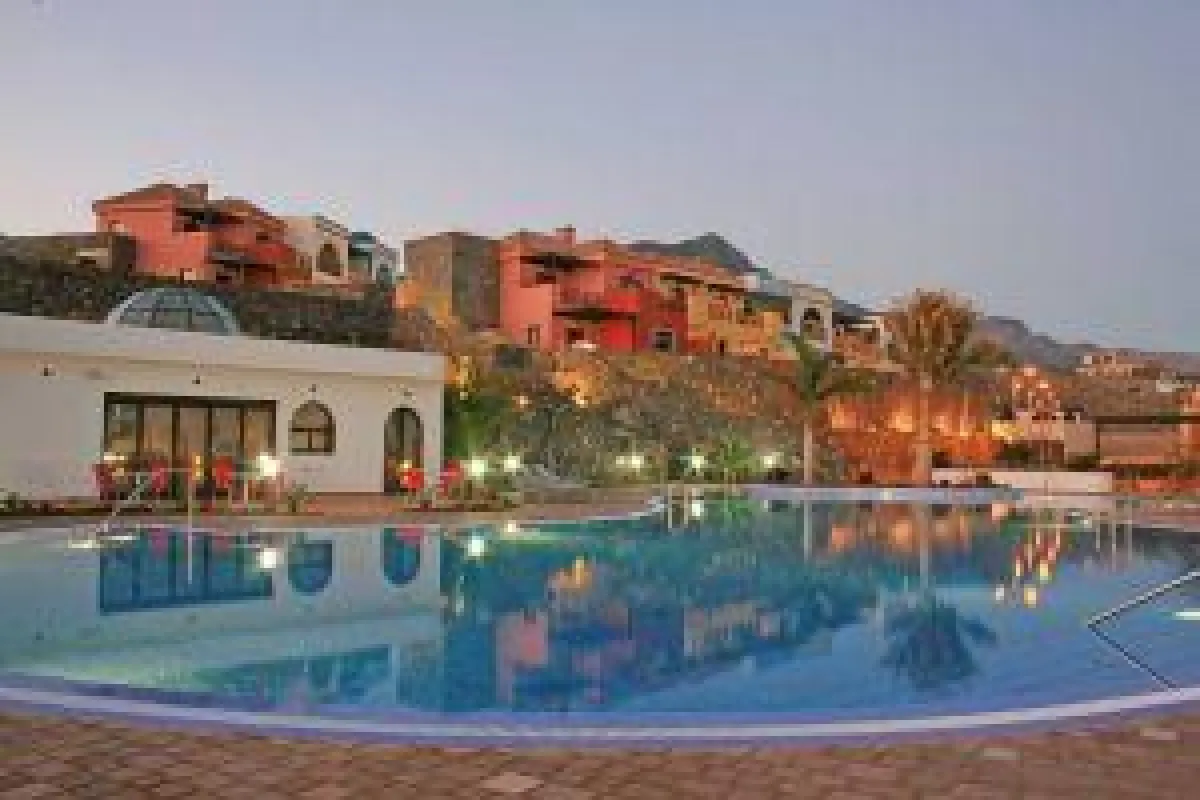 BU: Pool des Hotels am Abend, Foto: Wikinger Reisen. Abdruck honorarfrei, bitte nur mit Quellenangabe. Foto senden wir gern in hoher Auflösung zu. Bitte per Mail bei der Pressestelle anfordern.