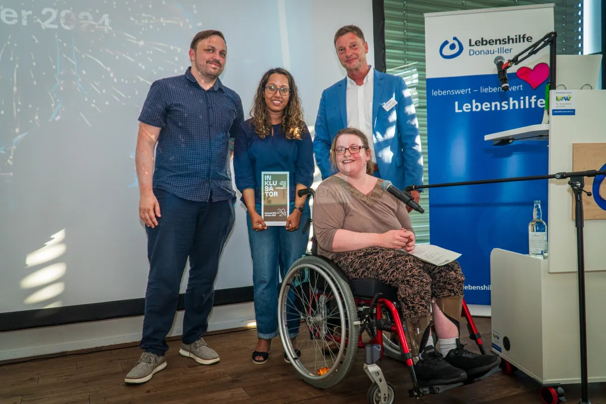 Lebenshilfe Donau-Iller prämiert den INKLUBATOR Preisträger - das Projekt SpiegelSinn (© Lebenshilfe Donau-Iller)