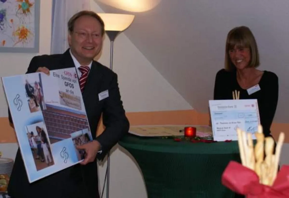 B. Röhrig, GFOS mbH, und C. Lang, Kinderhaus der kleinen Füße, nach der Unterzeichnung der Bildungspartnerschaft