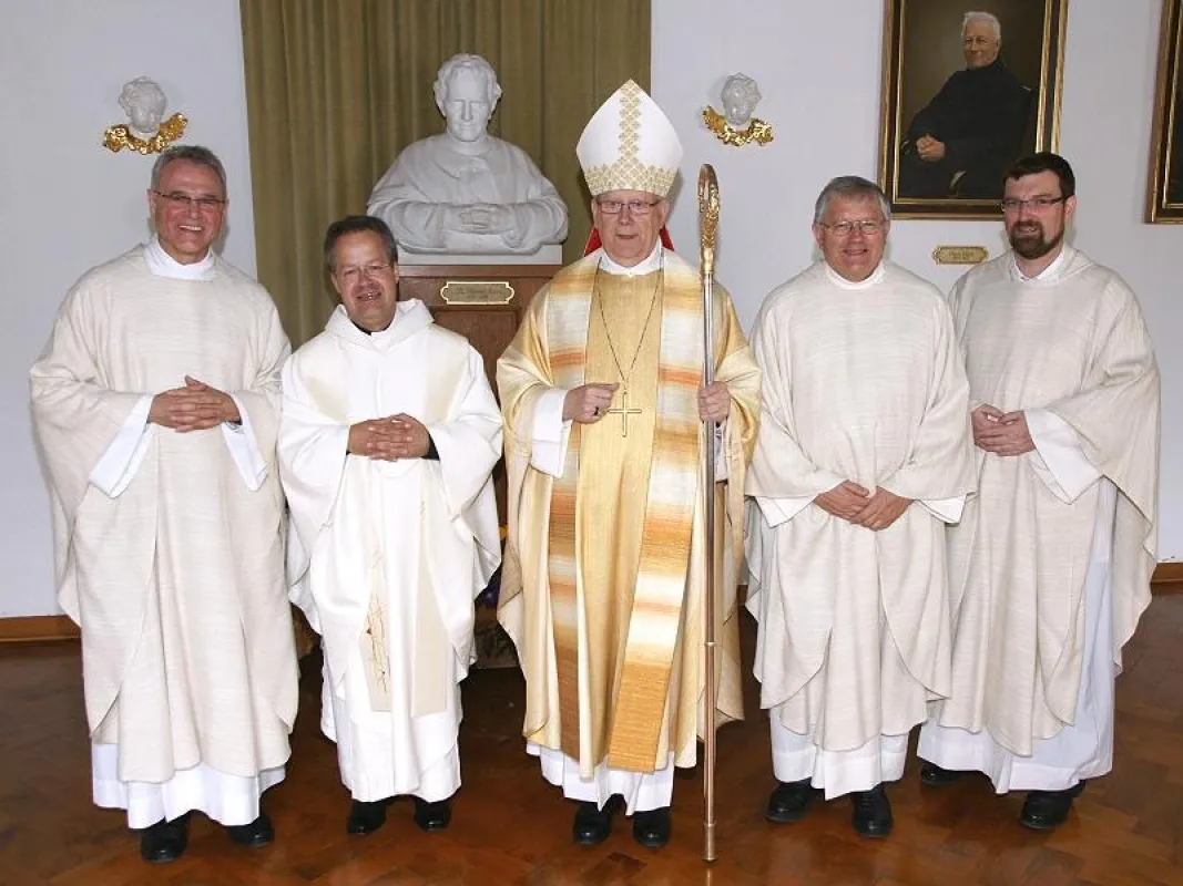Neupriester Pater Jörg Widmann SDB (2.v.l.)
