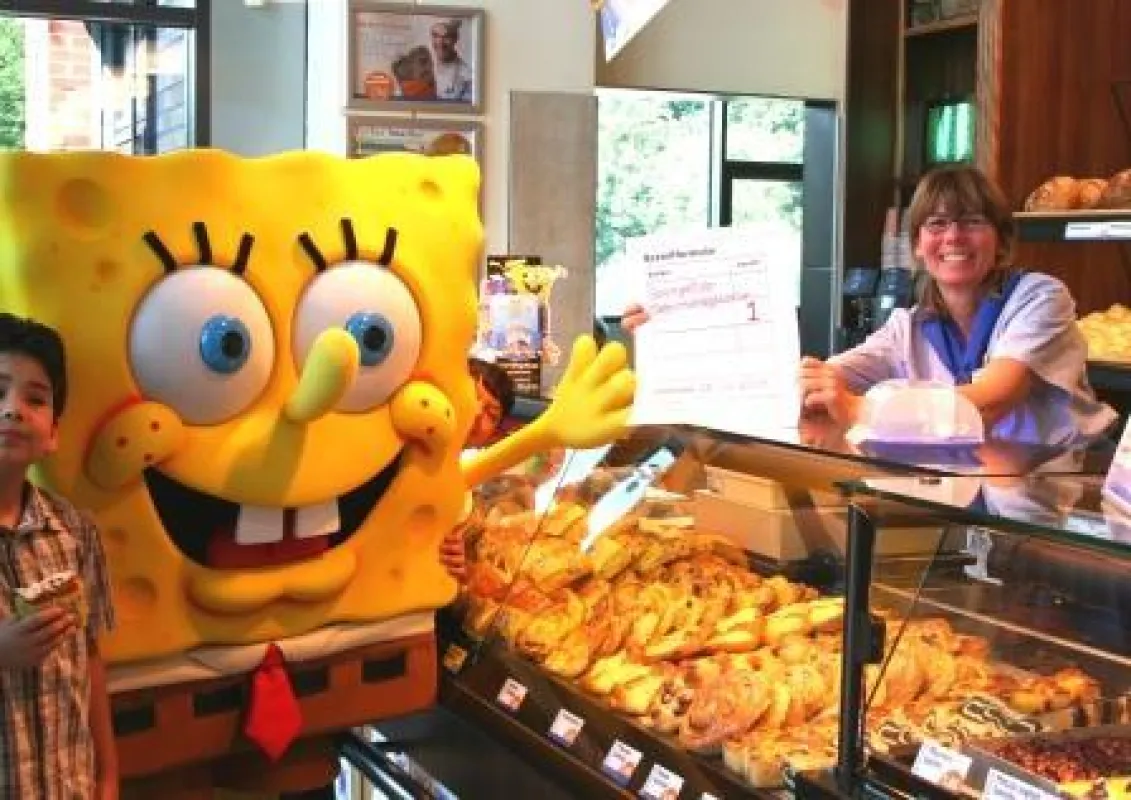 SpongeBob bestellt in der Bäckerei Büsch seine riesige Geburtstagstorte