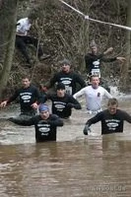 Bild: Kraftakt über den eiskalten Fluss