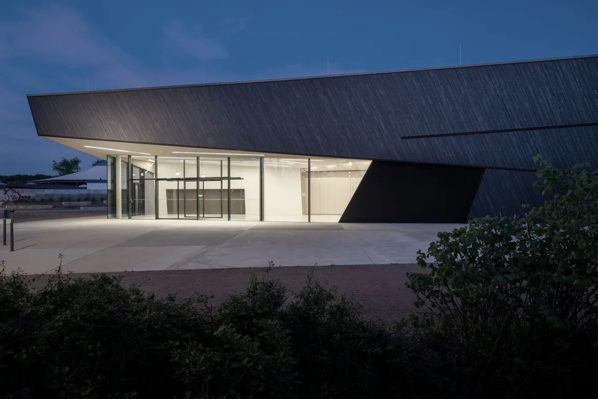 Veranstaltungshalle Kuppenheim, Aussenansicht bei Nacht (© dasch zürn + partner | Fotografie: ArchitekturImBild, Bernhard Tränkle)