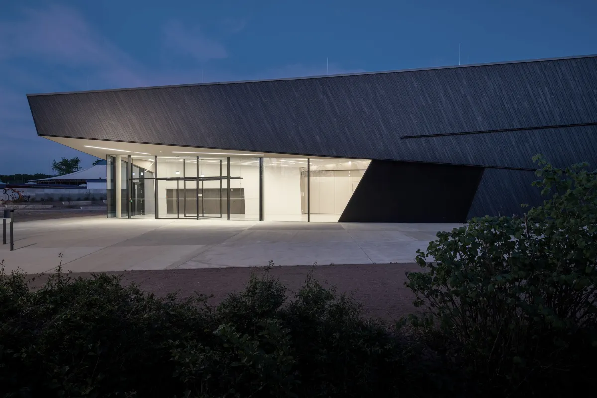 Veranstaltungshalle Kuppenheim, Aussenansicht bei Nacht (© dasch zürn + partner | Fotografie: ArchitekturImBild, Bernhard Tränkle)