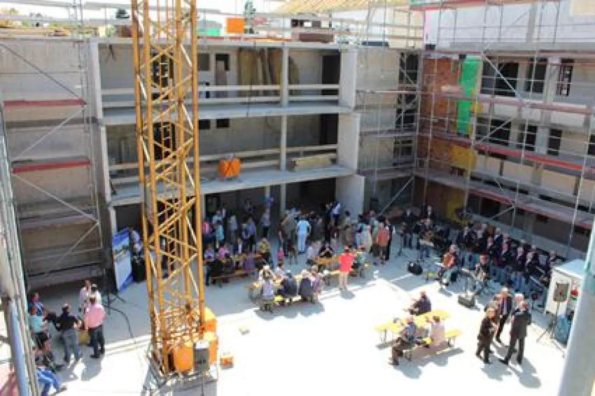 Bei schönstem Wetter erkundenten die Gäste den Fortschritt der Bauarbeiten der Seniorenresidenz Leer