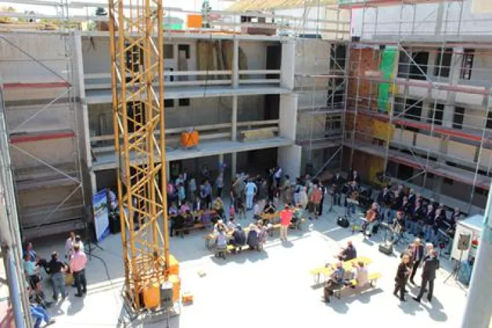 Bild: Millionen- Projekt für Senioren erhält Richtkrone