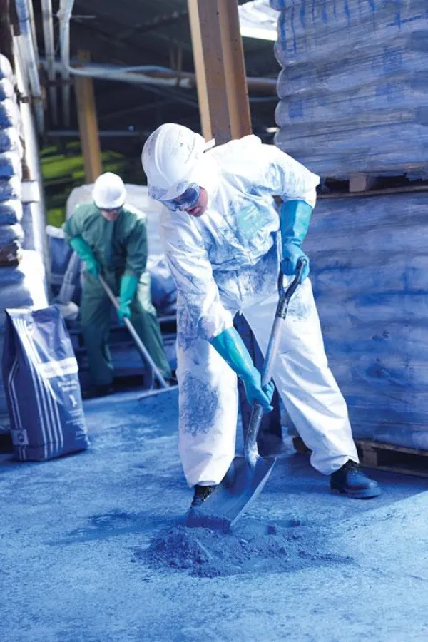 Der Schutzoverall Microgard® 2000 Standard hält zuverlässig flüssige und partikelförmige Gefahrstoffe und Infektionserreger ab.