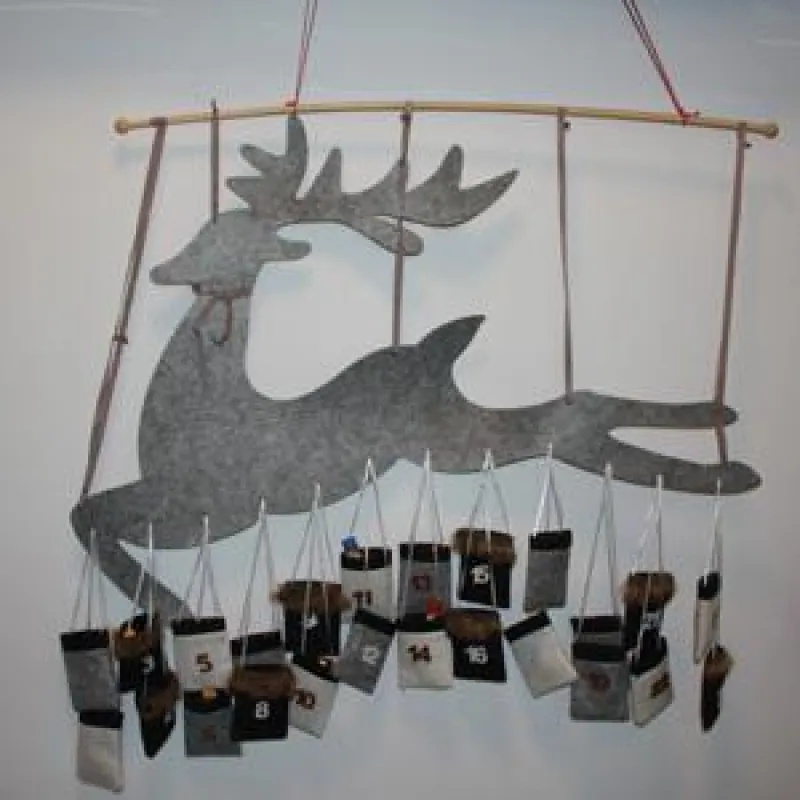 Die demenzkranken Senioren freuen sich über Überraschungen aus dem Adventskalender.