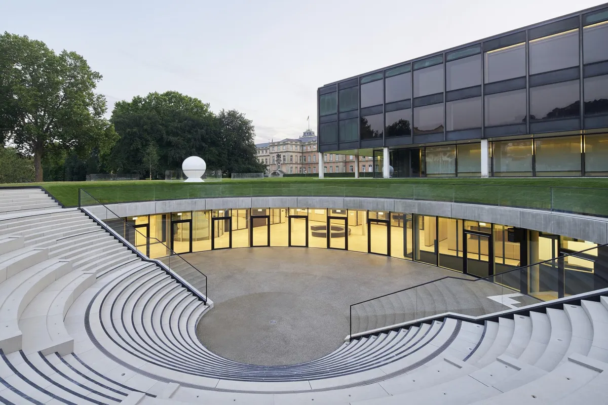 Das Bürger- und Medienzentrum vor dem Haus des Landtags in Stuttgart. Foto: Jens Willebrand