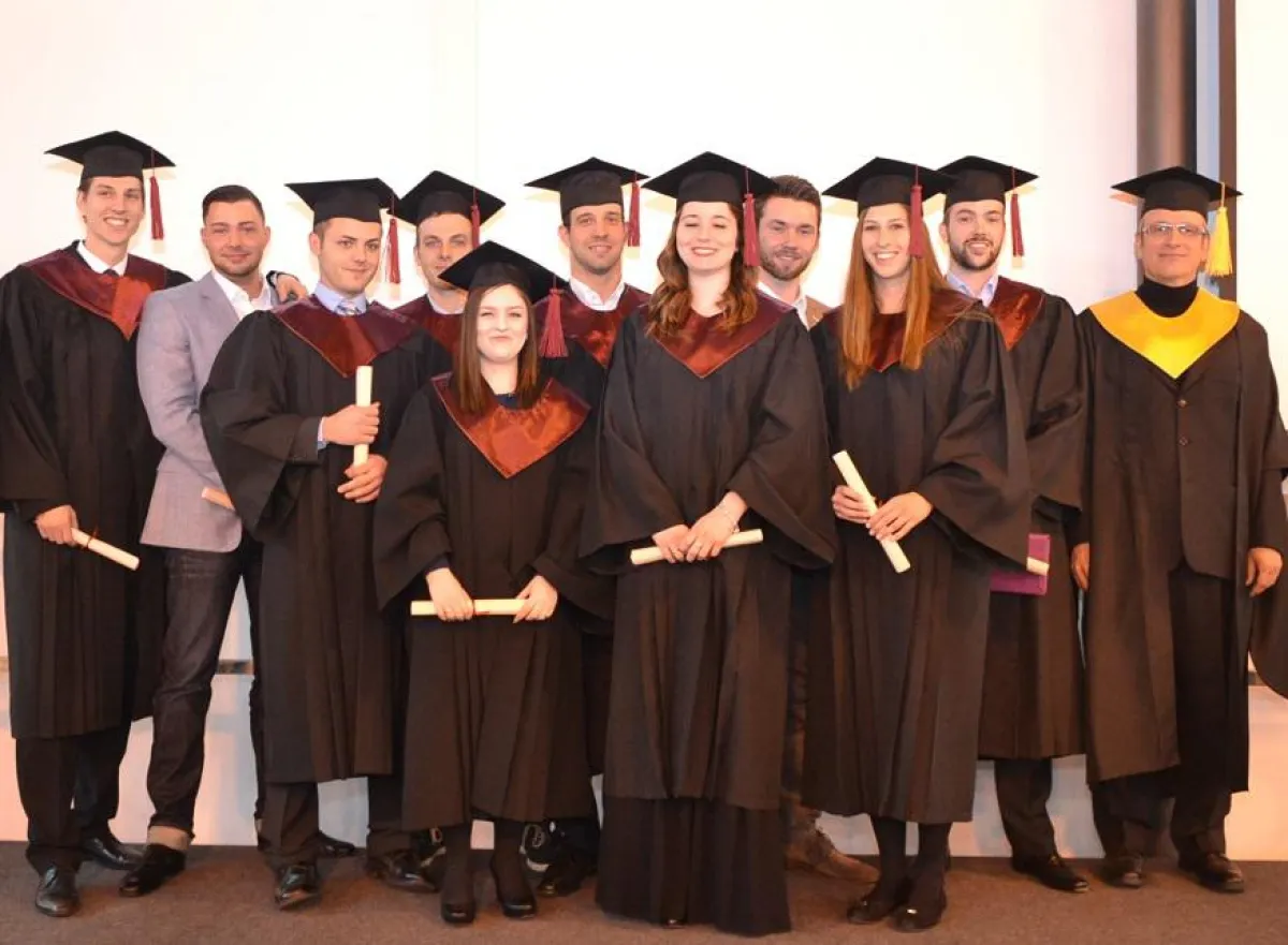 Zehn von 29 AbsolventInnen, Prof. Dr. Thomas Hermann. Foto: Franz Motzko