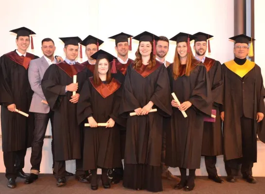 Bild: HdWM: Prof. Dr. Michael Nagy verabschiedet 29 Bachelor-AbsolventInnen der Management-Hochschule