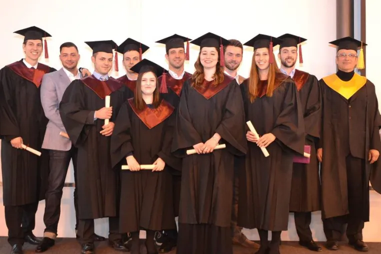 Bild: HdWM: Prof. Dr. Michael Nagy verabschiedet 29 Bachelor-AbsolventInnen der Management-Hochschule
