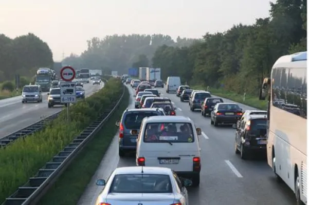 Bild: Ferienwechsel führt zu dichtem Reiseverkehr