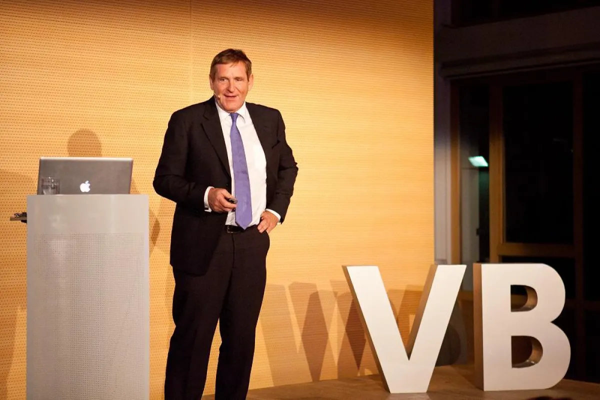 Edgar K. Geffroy auf der Bühne des Forums der Volksbank Mittelhessen