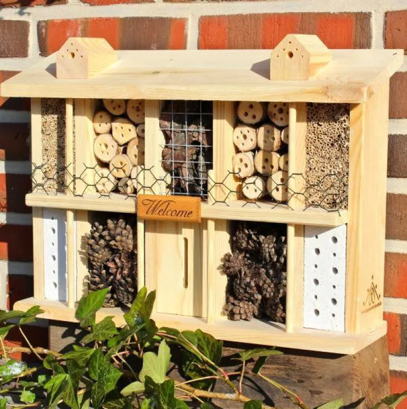 Im Insektenhotel finden verschiedene Garten Nützlinge wie Wildbienen, Florfliegen, Marienkäfern, Sch