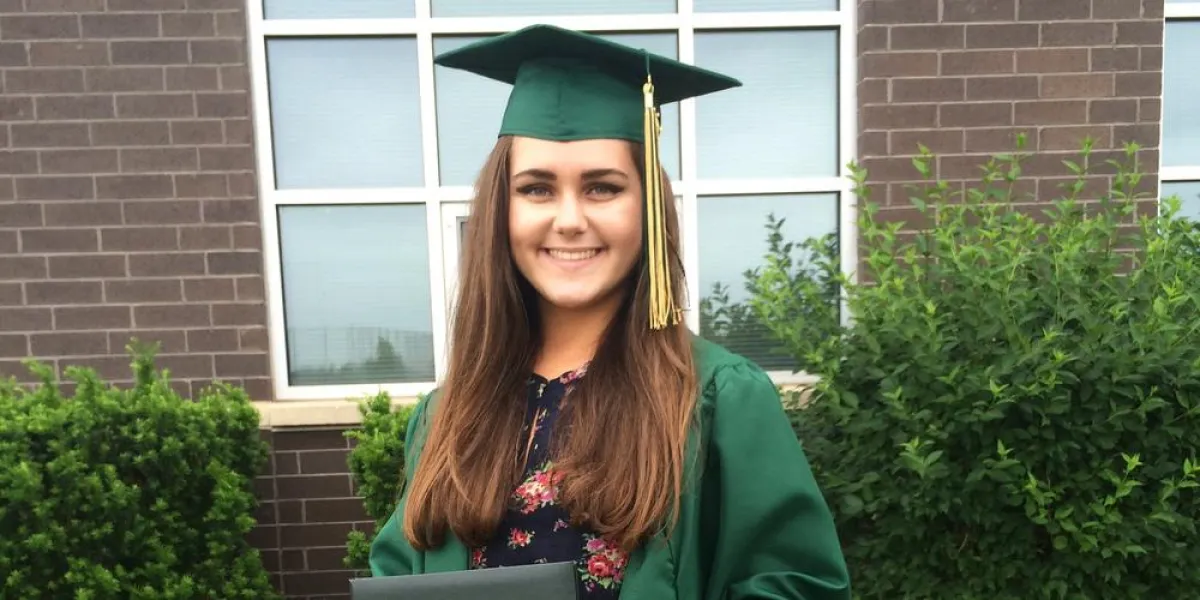 Schüleraustausch USA: Austauschschülerin bei der Zeugnisvergabe (Foto: Stiftung Völkerverständigung)