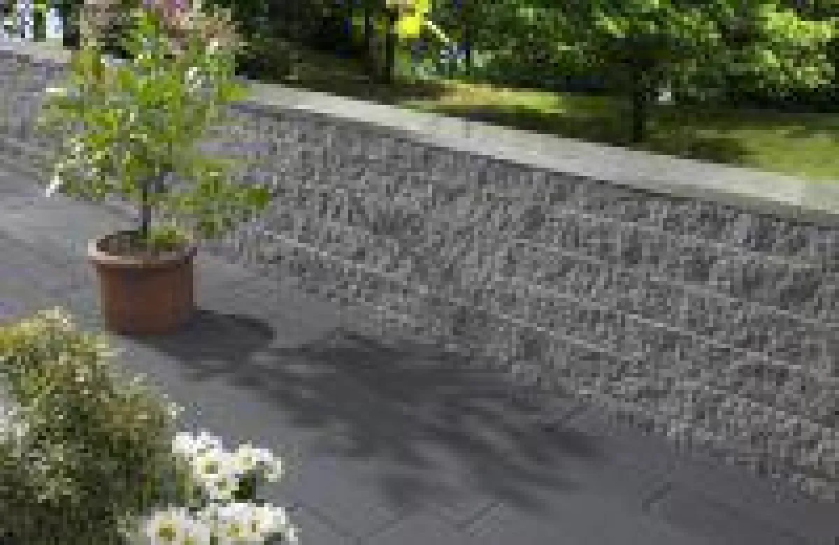 Elegante Abgrenzung: Das Cubaro-Mauersystem hat eine feingebrochene Oberfläche, die je nach Lichteinfall edel glitzert