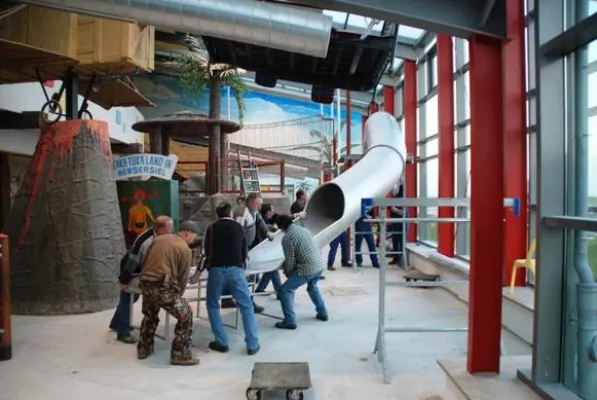 Bild: Kinder dürfen in die Röhre gucken - Neue Rutsche für das Takka-Tukka-Land Bensersiel