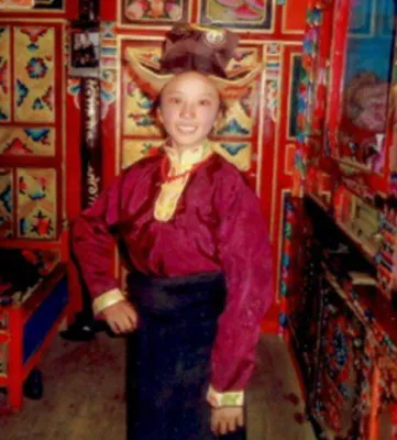 Bild: Tibetisches Mädchen aus Kardze nach kurzem Protest festgenommen und geschlagen