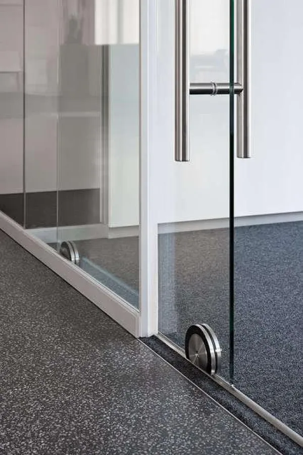 Die schalldämmende Glas-Schiebetür von feco bremst den Schall aus, indem sie mit schlanken Dichtungsprofilen an die Glasscheiben d