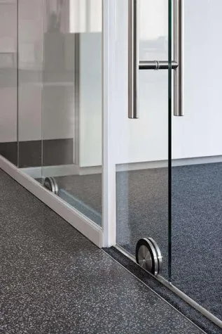 Bild: feco-Innovation: schalldämmende Glas-Schiebetür ohne Rahmenkonstruktion