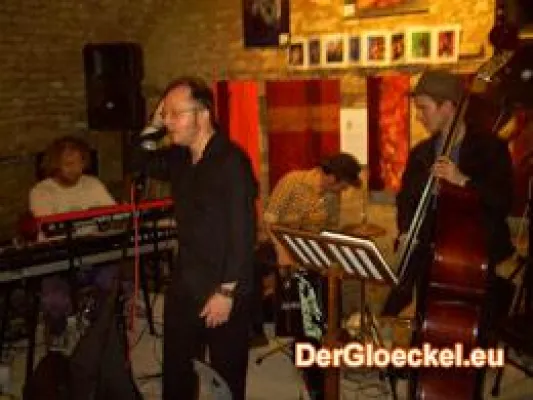 Der Glöckel: Live-Auftritt von "Hunde im Regen" bei Claudias "Unregelmäßigem" Bild: Der Glöckel: Live-Auftritt von "Hunde im Regen" bei Claudias "Unregelmäßigem"