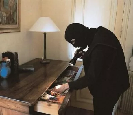 Bild: Mehr Sicherheit während der Fußball-WM: Mit der richtigen Taktik geraten Einbrecher ins Abseits