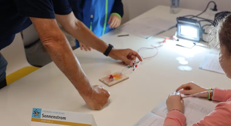 Bild: Volle Energie bei der Kinder-Uni 2025 an der Hochschule Worms!