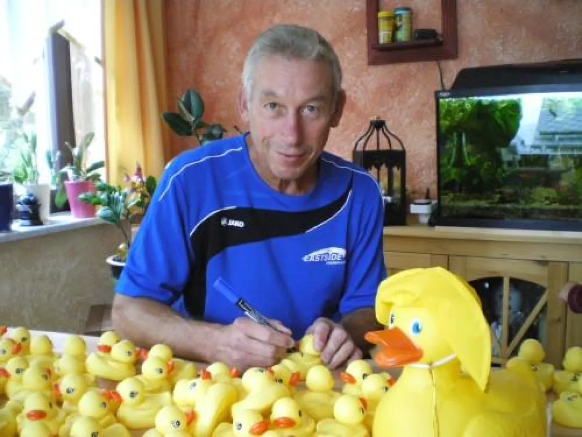 Jürgen Bähringer beim Unterzeichnen von Gummi-Enten