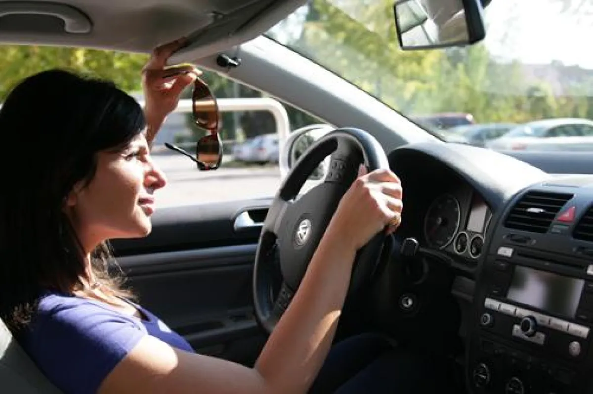 Blendende Sonne entschuldigt keine Verkehrsübertretung.Versicherungen gehen bei Fahrfehlern von einer Fahrer-Mitschuld aus.