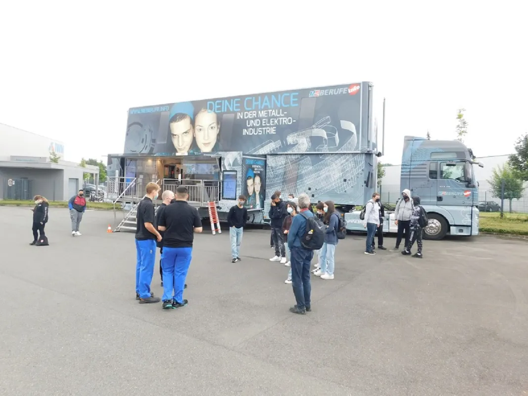Schüler vor dem M+E Infotruck auf dem IWN-Gelände (© IWN GmbH & Co. KG)