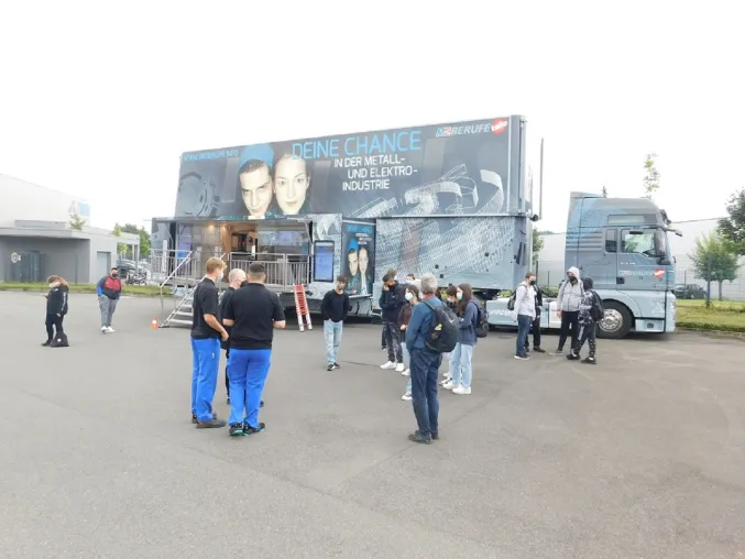 Bild:  M+E Infotruck & Kuhlo-Realschule bei IWN in Bielefeld