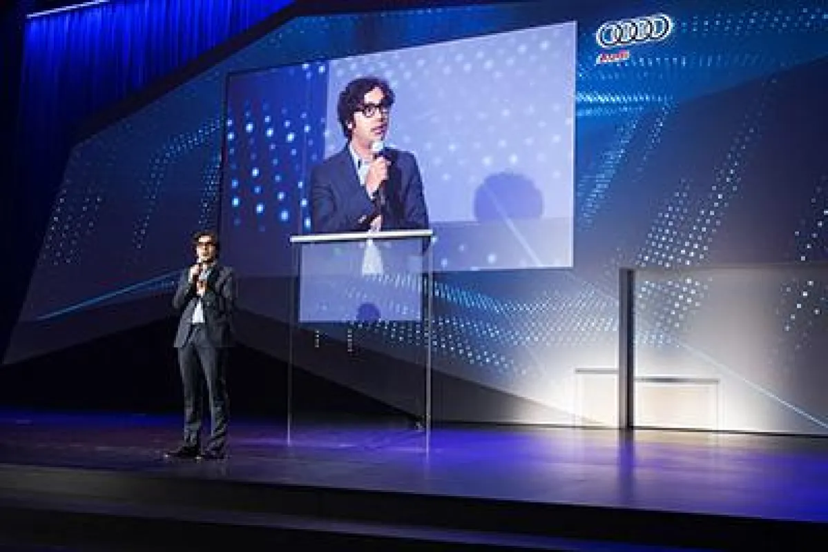 Pure Perfection für den Kunden Audi: „Big Bang Theory“-Star Kunal Nayyar mode-rierte die Keynote zur