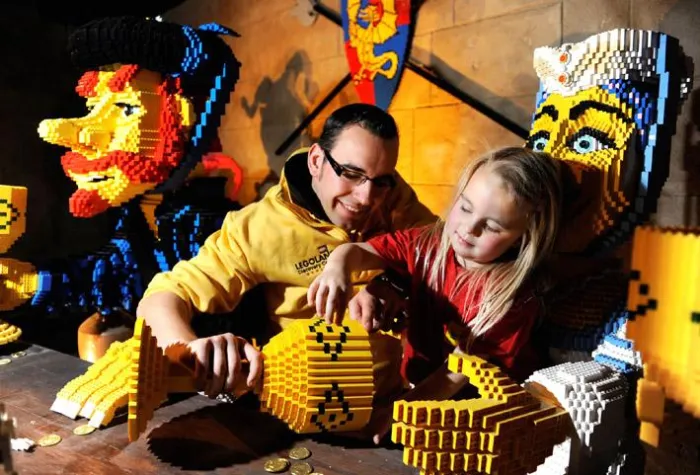 Bild: Star im LEGOLAND® Discovery Centre Duisburg - Bunte LEGO® Welt bereitet sich auf Ehrengast vor