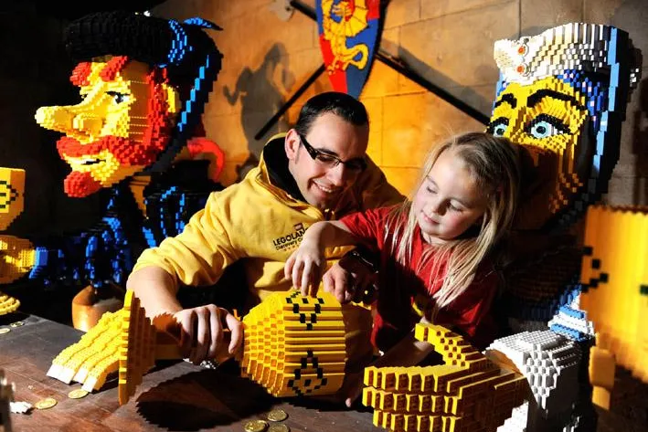 Bild: Star im LEGOLAND® Discovery Centre Duisburg - Bunte LEGO® Welt bereitet sich auf Ehrengast vor