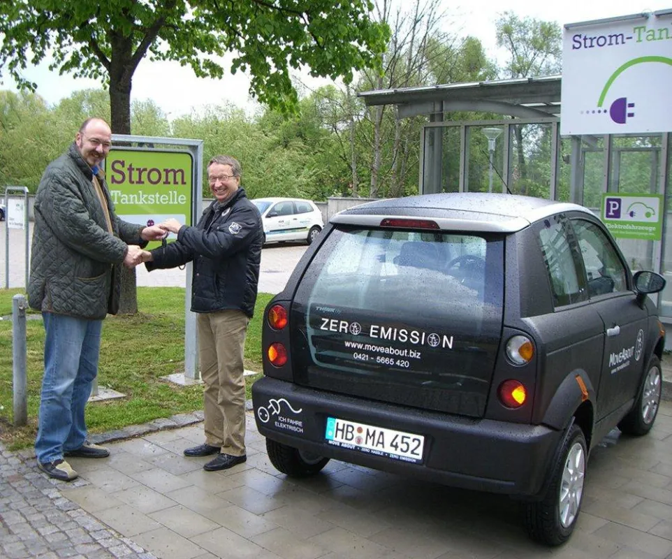 Der Vertriebsleiter von Move About, Herr Achim Wiedey (l.), übergibt den Schlüssel an den sichtlich erfreuten eE-Tour Projektleiter Stefan Mayer von den Allgäuer Überlandwerken (AÜW).
