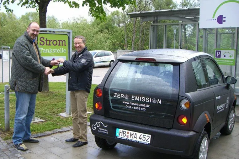 Move About übergibt erstes Elektroauto an eE-Tour Allgäu Bild: Move About übergibt erstes Elektroauto an eE-Tour Allgäu