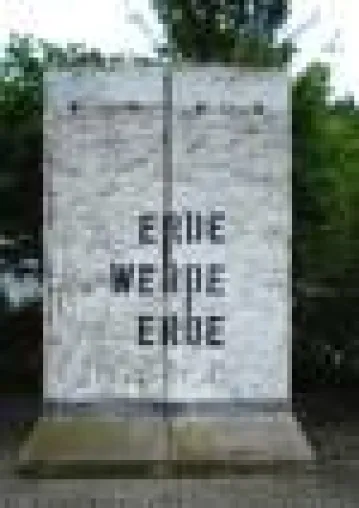 Bild: Original Berliner Mauerteile, gestaltet vom Künstler Ben Wagin, kommen zur Auktion
