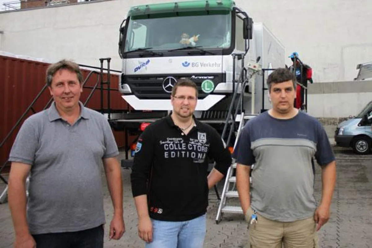 Fahrer Johann Epp, Disponent Jan Mandt und Fahrer Marco Fischer von Am Zehnhoff-Söns nach der Überschlagssimulation (v.l.n.r.)