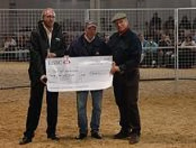 Bild: OTTOSport®-INTERNATIONAL und John Whitaker übergeben Scheck an Monty-Roberts-Stiftung