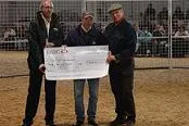OTTOSport®-INTERNATIONAL und John Whitaker übergeben Scheck an Monty-Roberts-Stiftung Bild: OTTOSport®-INTERNATIONAL und John Whitaker übergeben Scheck an Monty-Roberts-Stiftung