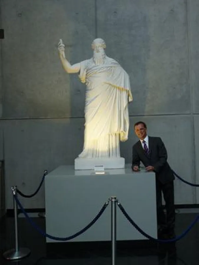 Hoteldirektor Oliver Heldt und sein neuer Stammgast: Weingott Dionysos