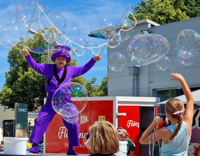 Man konnte Blub als Künstler buchen für bayrisch-japanischen Event Bild: Man konnte Blub als Künstler buchen für bayrisch-japanischen Event