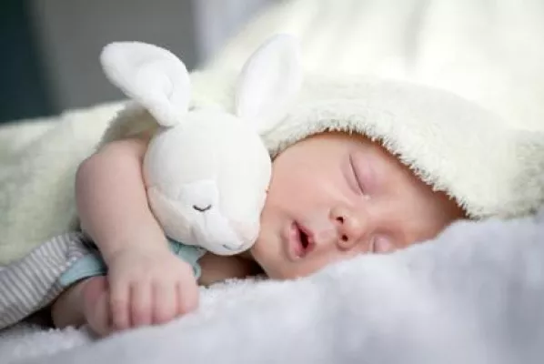 Bild: Wirksame Einschlafhilfe für Babys: Sanftes Meeresrauschen mit Musik im Ruhepuls-Rhythmus