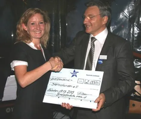 Bild: 20 Jahre m.a.x. it und 2.000 Euro für die „Sternstunden“