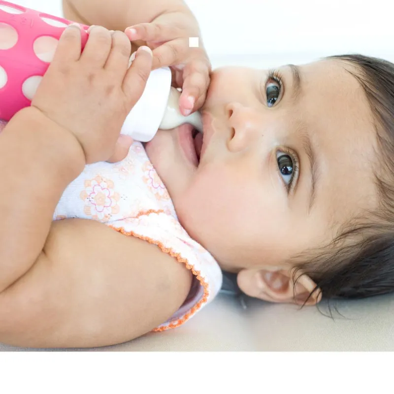 Sicherheit fürs Baby bieten die Glasfläschchen von Lifefactory. Dank eines abnehmbaren, bunten Überzugs aus Silikon sind sie unzerbrechlich. Die aus temperaturbeständigem Borosilikatglas gefertigten