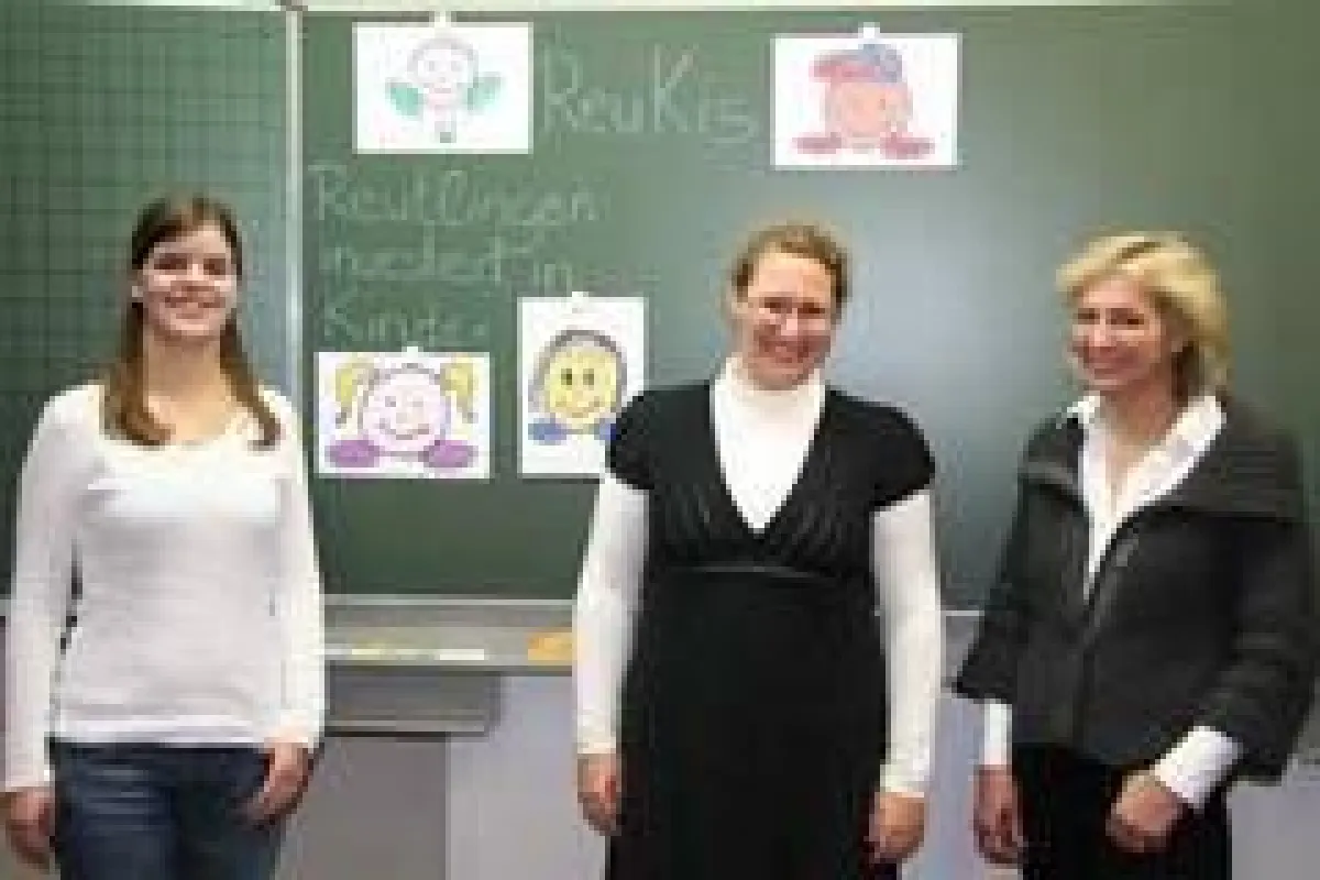 Rektorin der Hohbuchschule Reutlingen, Angelika Mehnert (rechts) und die beiden Vertreterinnen des ESB Student Consulting e.V.