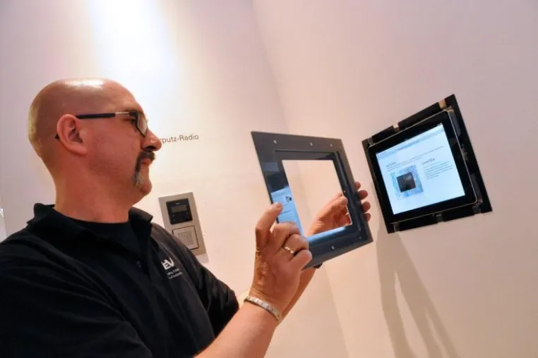 Bild: Revox Center Köln stellt In-Wall-Systemlösungen INNOPod und INNOPad aus