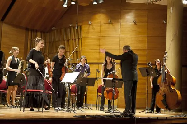 Neue musikalische Kommentare zur Realität Bild: Neue musikalische Kommentare zur Realität